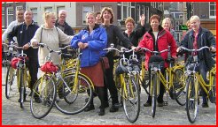 Toeristen op de fiets in Amsterdam