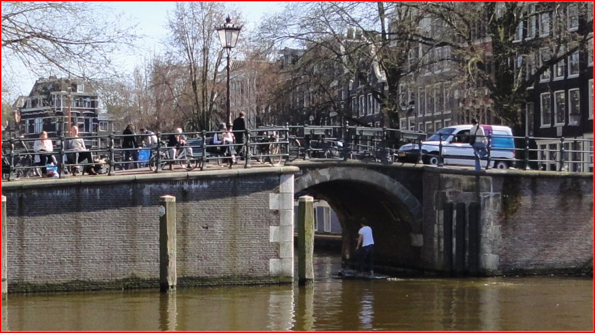 Met een vlot de gracht op